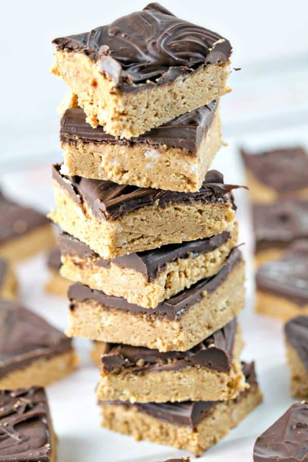 No Bake Peanut Butter Bars: Five ingredients and ten minutes are all you need for this crowd-pleasing favorite! #bunsenburnerbakery #peanutbutterbars #nobake #peanutbutter #chocolate