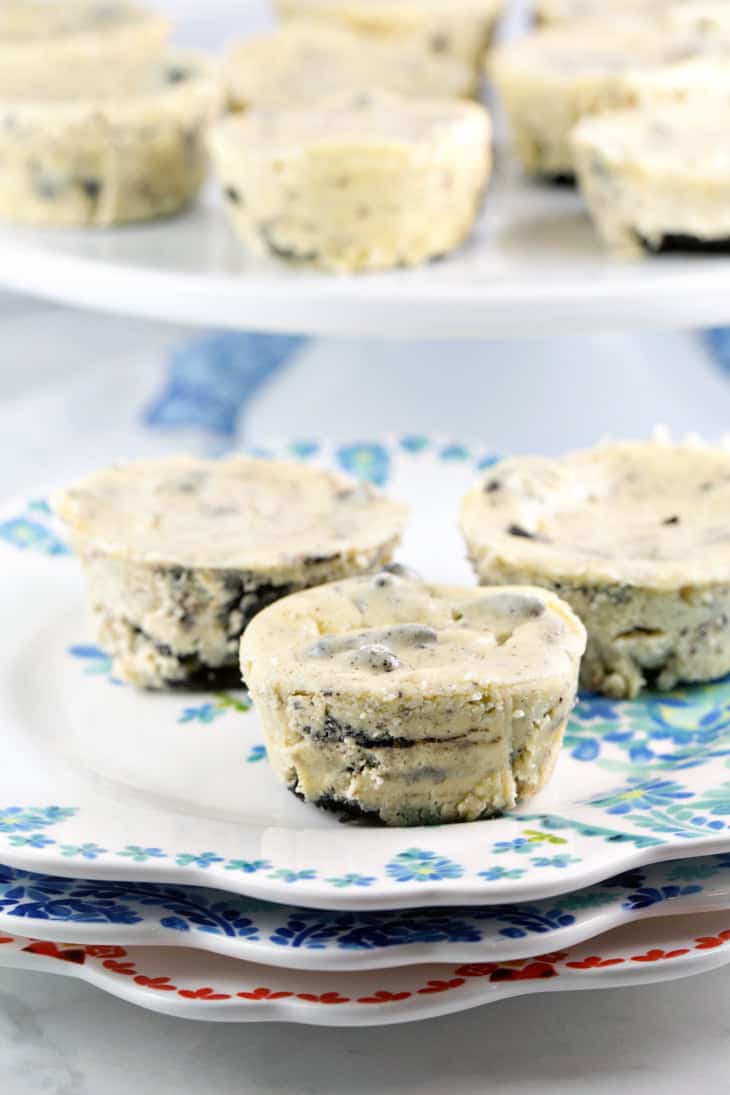 Oreo Cookies & Cream Mini Cheesecakes: rich and decadent cheesecakes with an Oreo cookie for the crust. Perfectly packaged individual cheesecakes for parties and sharing. {Bunsen Burner Bakery} #cheesecake #oreocheesecake #minicheesecake #partydesserts