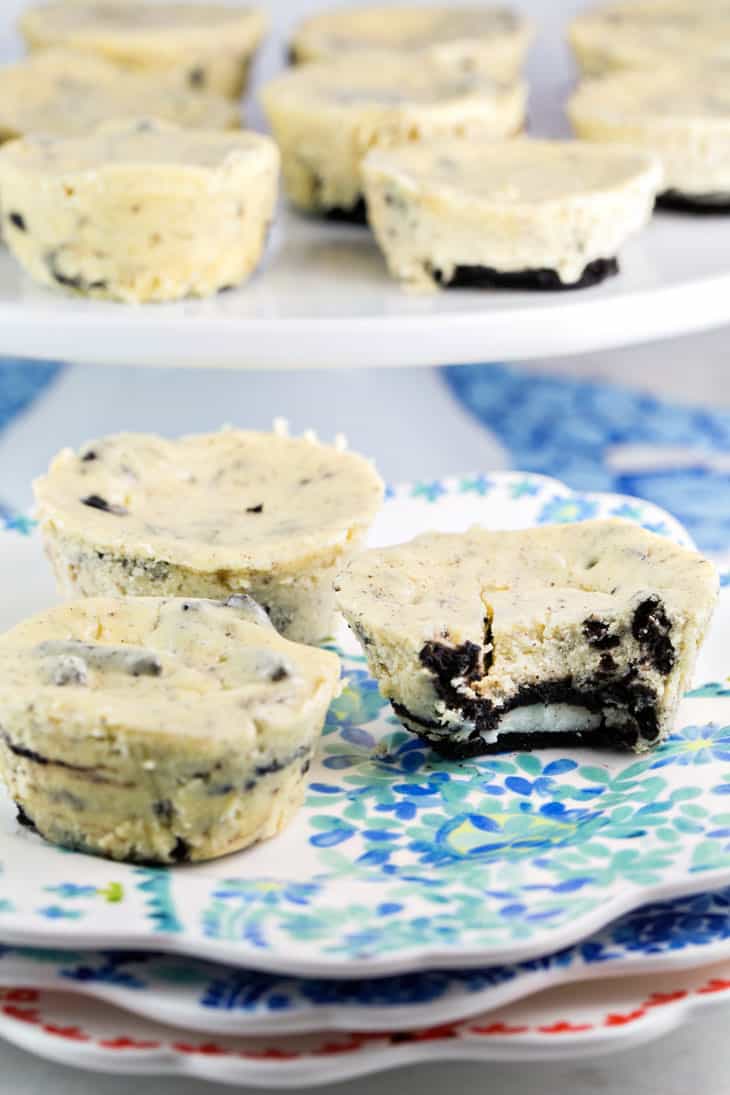 Oreo Cookies & Cream Mini Cheesecakes: rich and decadent cheesecakes with an Oreo cookie for the crust. Perfectly packaged individual cheesecakes for parties and sharing. {Bunsen Burner Bakery} #cheesecake #oreocheesecake #minicheesecake #partydesserts