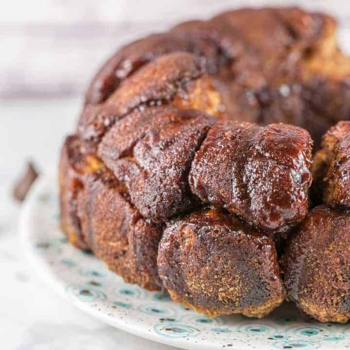 Chocolate Bubble Ring: Hershey kiss stuffed biscuits rolled in cinnamon sugar -- like a chocolate-stuffed monkey bread! #bunsenburnerbakery #bubblering #monkeybread #chocolateforbreakfast