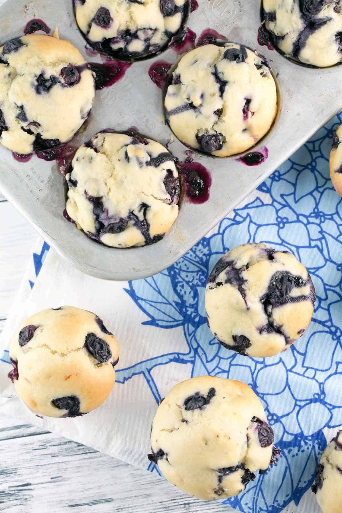 Low Sugar Skinny Blueberry Muffins: trade in your jumbo sugary muffin for a skinny blueberry muffin. All the great blueberry taste you love with none of the guilty. {Bunsen Burner Bakery} #muffins #blueberrymuffins #breakfast #skinnymuffins