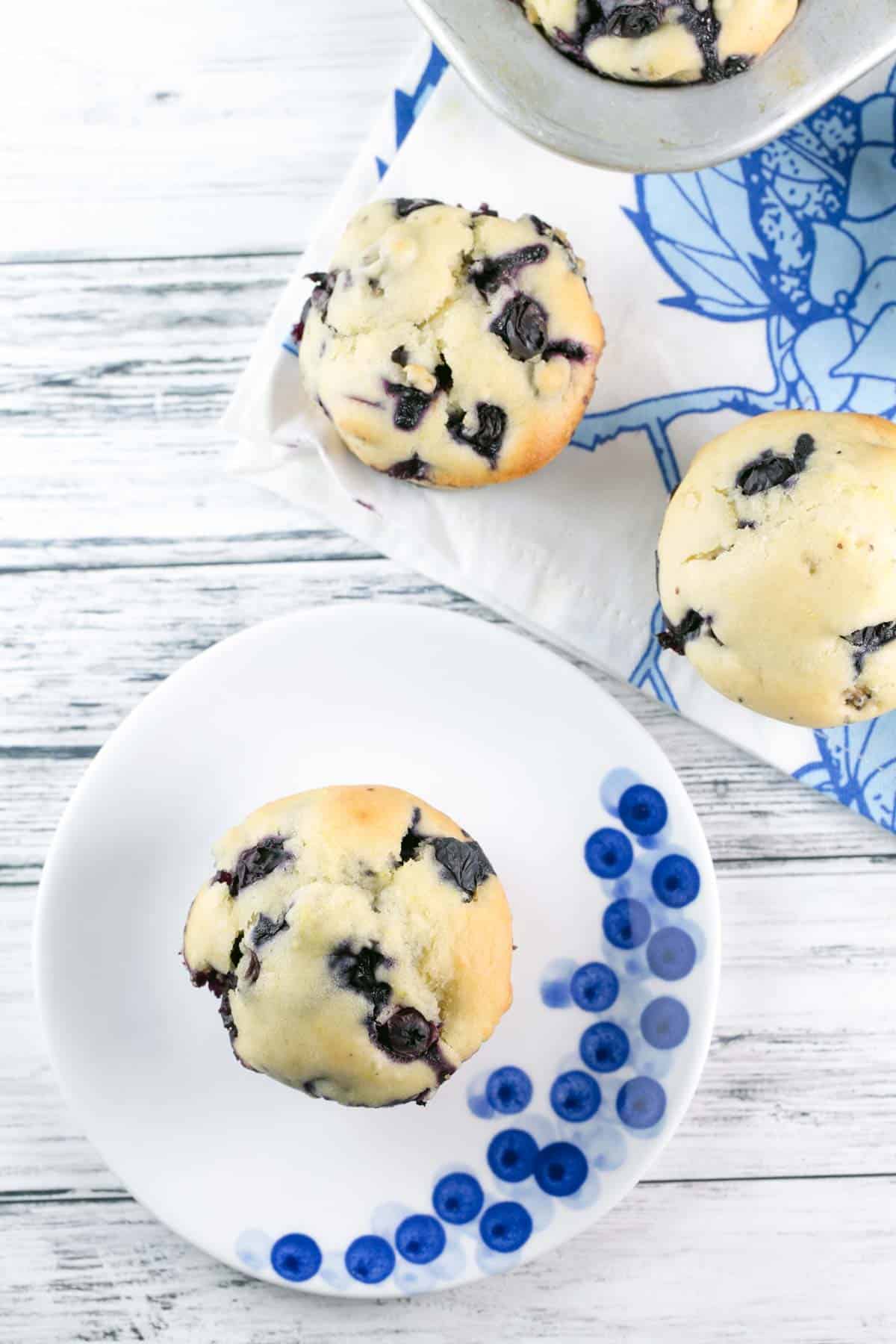 Low Sugar Skinny Blueberry Muffins: trade in your jumbo sugary muffin for a skinny blueberry muffin. All the great blueberry taste you love with none of the guilty. {Bunsen Burner Bakery} #muffins #blueberrymuffins #breakfast #skinnymuffins