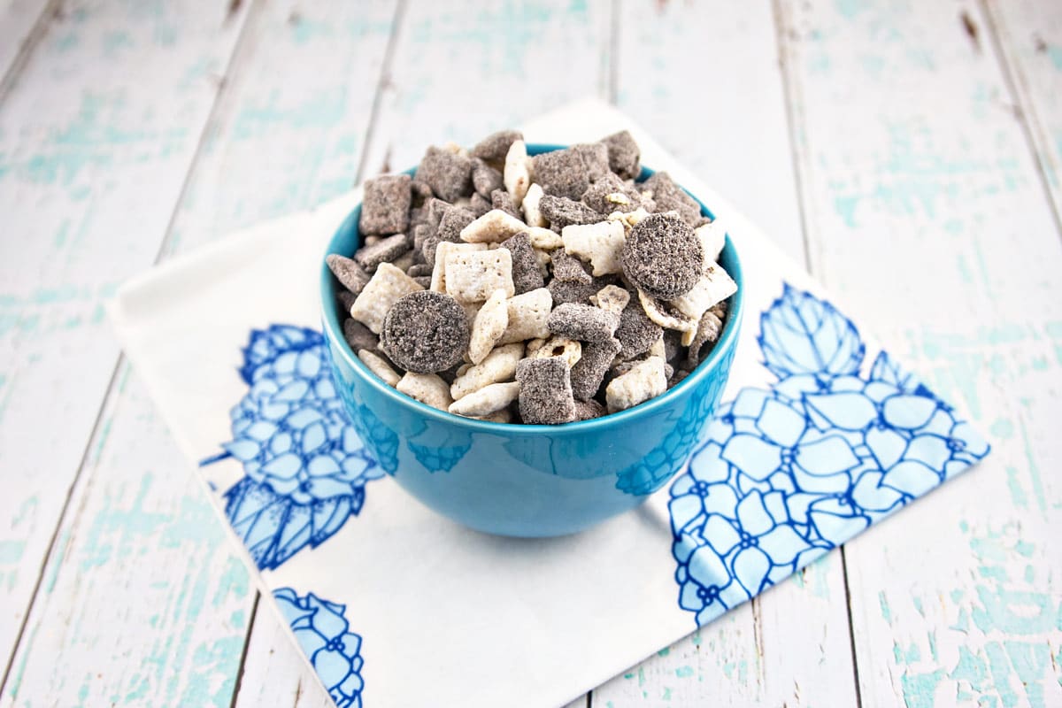 Cookies and Cream Puppy Chow: easy, no-bake, make ahead, and full of Oreos. The perfect party snack! {Bunsen Burner Bakery}