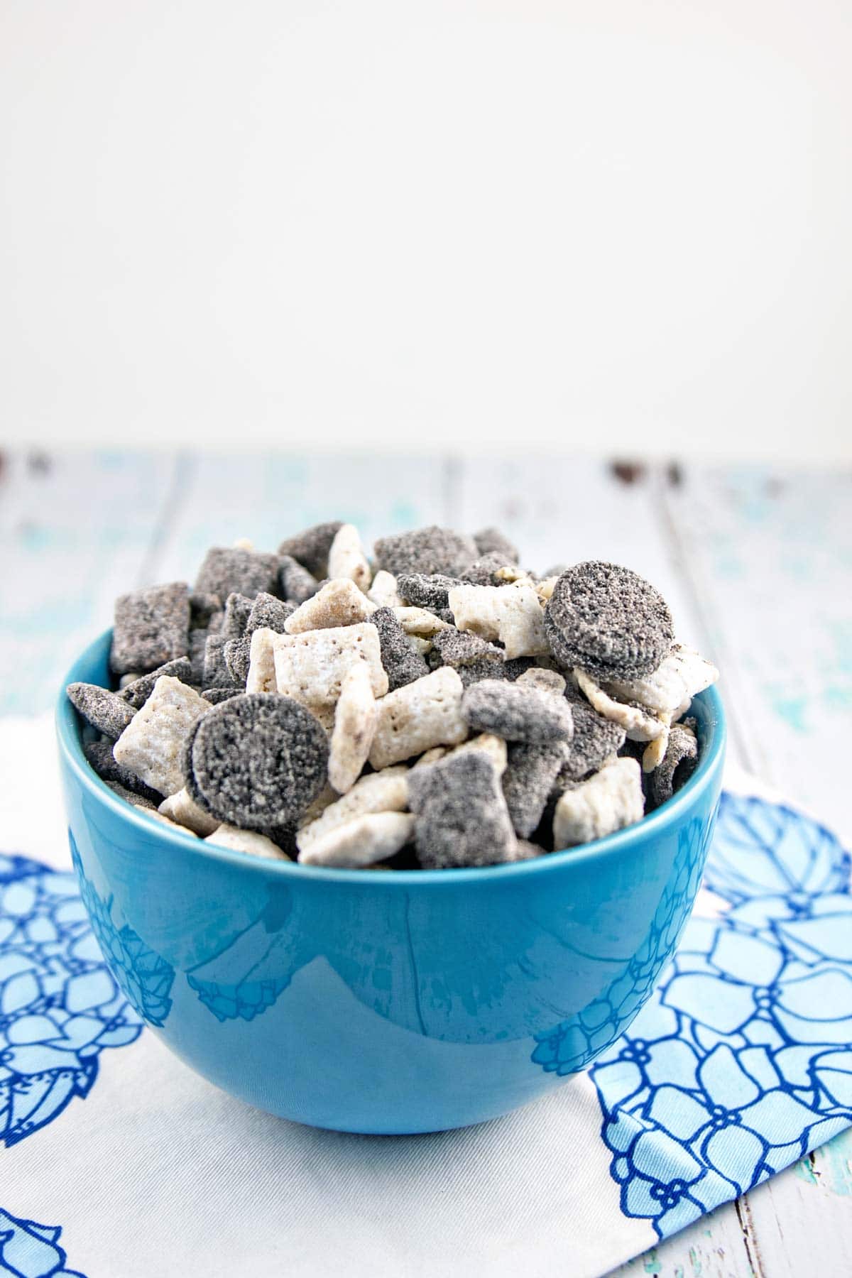 Cookies and Cream Puppy Chow: easy, no-bake, make ahead, and full of Oreos. The perfect party snack! {Bunsen Burner Bakery}