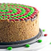 No Bake M&M’S® Pretzel Peanut Butter Pie: crispy pretzel crust, smooth whipped peanut butter filling, rich chocolate ganache, and crunchy M&Ms combine into the perfect easy pie. Perfect for holiday entertaining! #bunsenburnerbakery #peanutbutterpie #pie #pretzelcrust #christmas
