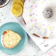 Lemon Lavender Bundt Cake:レモンの皮と乾燥したラベンダーがいっぱいの軽くて繊細なバニラバンドケーキ。 それは、ブライダルシャワー、ベビーシャワー、または母の日のように、面白い春と夏のための完璧なケーキです! {Bunsen Burner Bakery}