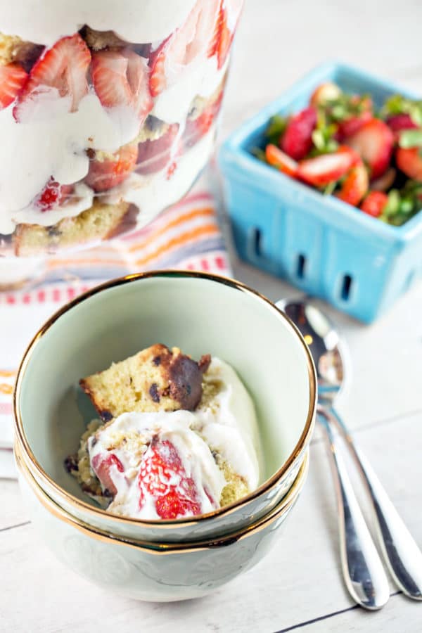 Chocolate Chip Strawberry Trifle: chocolate chip pound cake, hot fudge frosting, homemade pudding, and fresh strawberries make THE BEST strawberry trifle. This is summer dessert perfection! {Bunsen Burner Bakery}