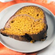 クリームチーズスワールパンプキンバントケーキ: シナモンクリームチーズ渦巻いた、チョコレートガナッシュ覆われた、カボチャbundtケーキにそれを回すことによって、パンプキンパンをさらに良くします! ブランチやデザートに最適な、この空高くバントケーキはちょうどすべてのあなたの秋のお祝いを待っています。 {Bunsen Burner Bakery}