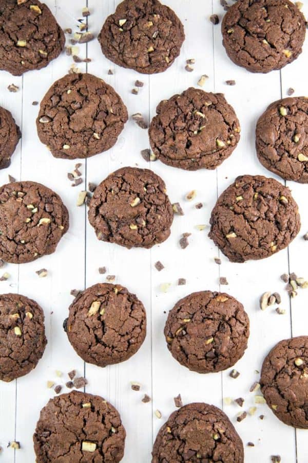 Chewy Chocolate Mint Cookies: If you like your cookies chewy and chocolatey, these cookies have your name written all over them! Made with melted chocolate and brown sugar, they're the ideal cookie for dunking in a big glass of milk. {Bunsen Burner Bakery} #cookies #christmascookies #mint #chocolatemint