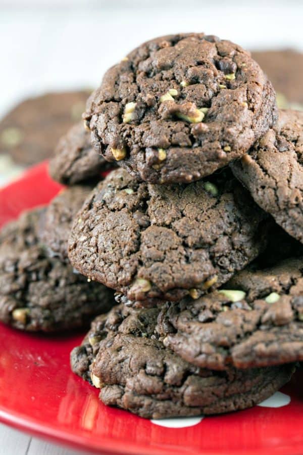 Chewy Chocolate Mint Cookies: If you like your cookies chewy and chocolatey, these cookies have your name written all over them! Made with melted chocolate and brown sugar, they're the ideal cookie for dunking in a big glass of milk. {Bunsen Burner Bakery} #cookies #christmascookies #mint #chocolatemint