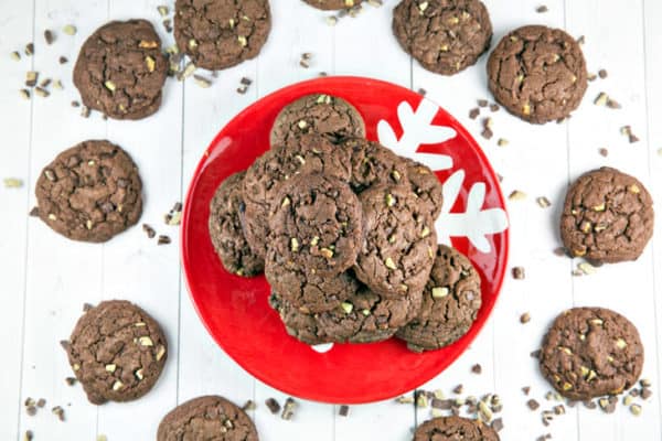 Chewy Chocolate Mint Cookies: If you like your cookies chewy and chocolatey, these cookies have your name written all over them! Made with melted chocolate and brown sugar, they're the ideal cookie for dunking in a big glass of milk. {Bunsen Burner Bakery} #cookies #christmascookies #mint #chocolatemint
