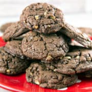 Chewy Chocolate Mint Cookies: If you like your cookies chewy and chocolatey, these cookies have your name written all over them! Made with melted chocolate and brown sugar, they're the ideal cookie for dunking in a big glass of milk. {Bunsen Burner Bakery} #cookies #christmascookies #mint #chocolatemint