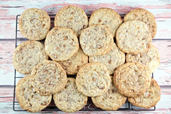 Toffee Crunch Cookies: A little sweet, a little salty, a little crispy, a little chewy -- these toffee crunch cookies are all delicious! {Bunsen Burner Bakery} #cookies #toffee #heathbar #christmascookies