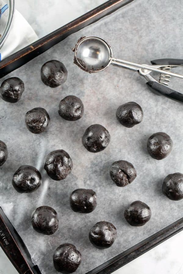 No Bake Oreo Truffles: Only 3 ingredients and no bake, these oreo truffles are insanely easy and incredibly addicting. A must make for parties and holiday gatherings! {Bunsen Burner Bakery} #truffles #oreotruffles #nobake