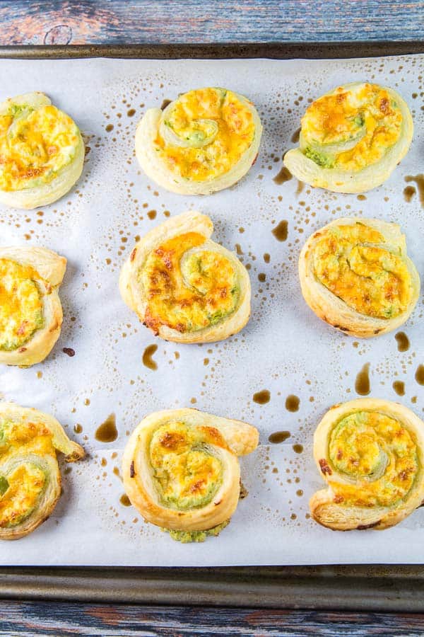  Jalapeño Popper Pinwheels: the delicious spicy-creamy flavor of jalapeño poppers, rolled up in puff pastry dough. The perfect easy party appetizer! {Bunsen Burner Bakery} #appetizers #partyfood #jalapenopoppers #superbowl