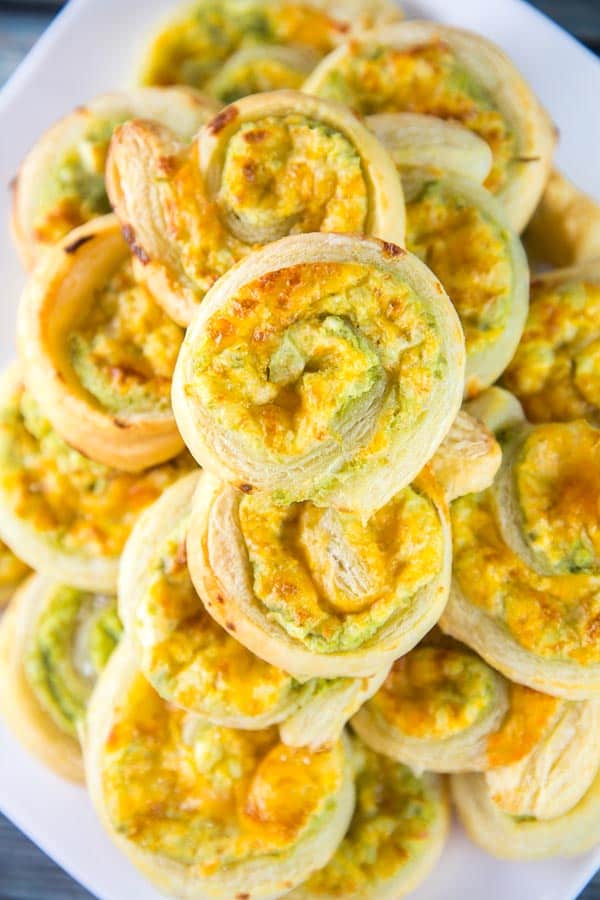  Jalapeño Popper Pinwheels: the delicious spicy-creamy flavor of jalapeño poppers, rolled up in puff pastry dough. The perfect easy party appetizer! {Bunsen Burner Bakery} #appetizers #partyfood #jalapenopoppers #superbowl