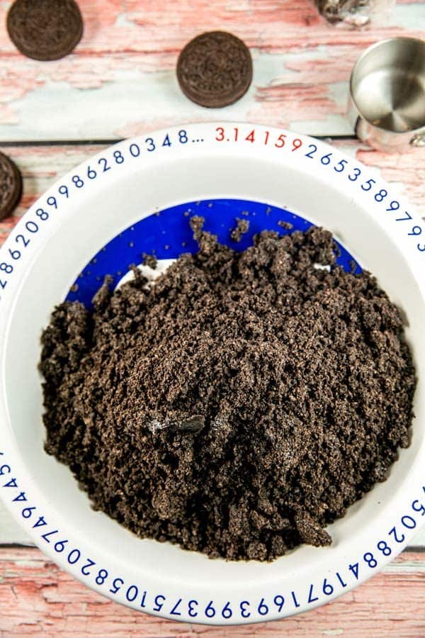 Oreo Cookie Crust Recipe: Skip the premade crusts and make your own homemade no bake Oreo cookie crust, with just crushed Oreos and melted butter. {Bunsen Burner Bakery} #oreos #oreocrust #cookiecrust #piecrust