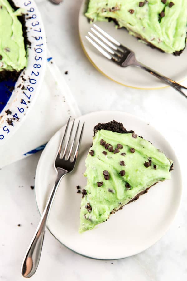 No Bake Mint Chocolate Chip Pie: homemade mint custard on top of a thick layer of chocolate ganache and an oreo crust. This dinner-style cream pie is a mint lovers delight! {Bunsen Burner Bakery} #pie #nobakepies #mintchocolatechip