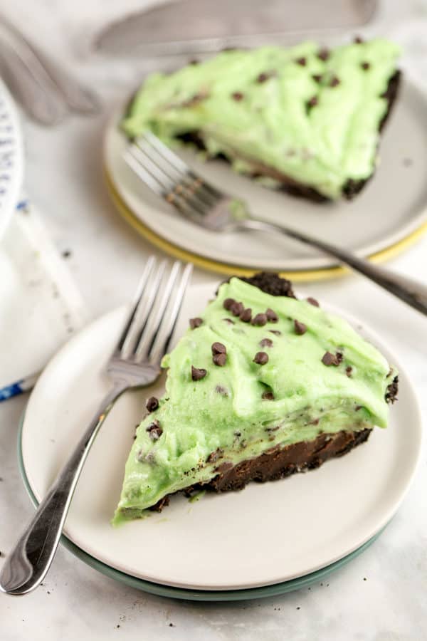 No Bake Mint Chocolate Chip Pie: homemade mint custard on top of a thick layer of chocolate ganache and an oreo crust. This dinner-style cream pie is a mint lovers delight! {Bunsen Burner Bakery} #pie #nobakepies #mintchocolatechip