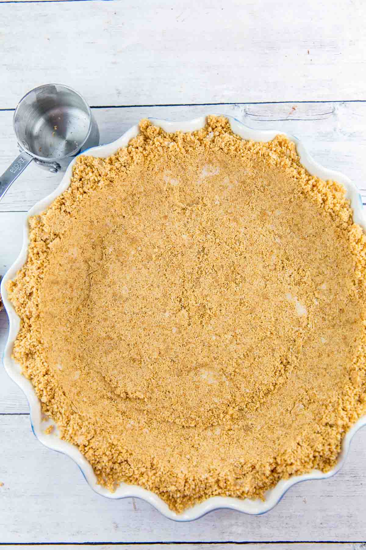 Perfect Graham Cracker Pie Crust: learn how to make the perfect graham cracker crust from scratch with these simple tips to prevent it from crumbling! {Bunsen Burner Bakery} #pie #piecrust #grahamcrackercrust