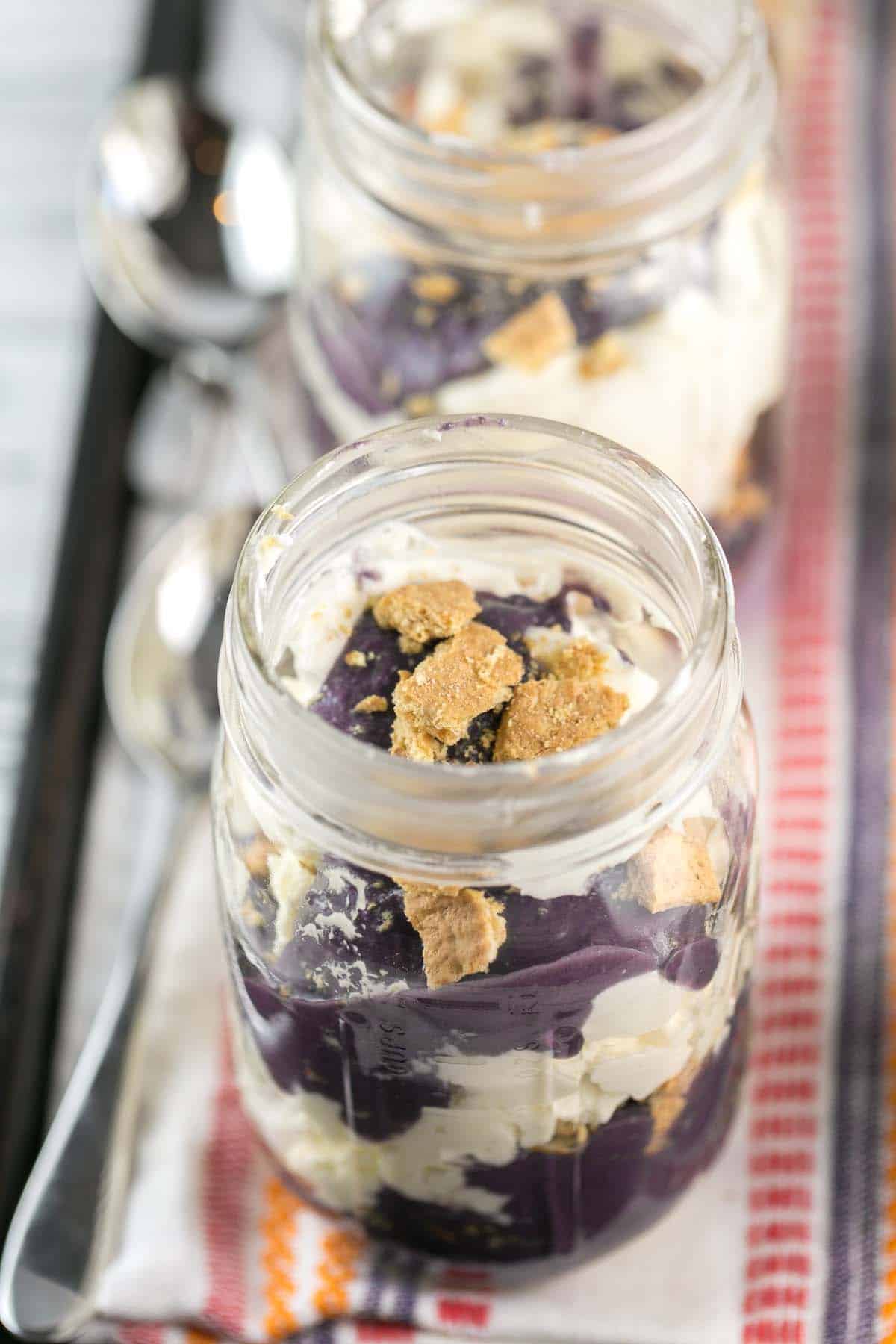 individual no bake cheesecake parfaits in glass mason jars