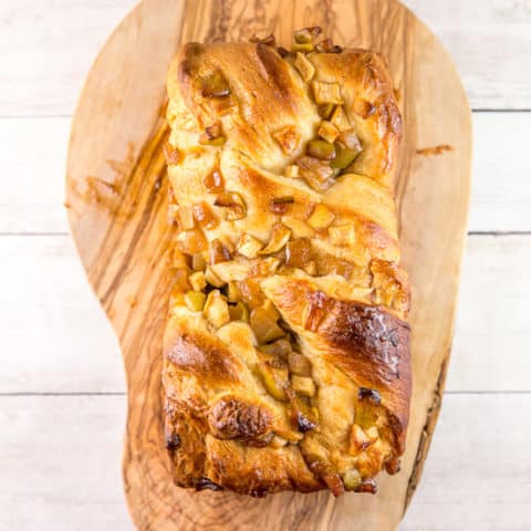 Honey Apple Babka: Full if cinnamon and honey, this apple babka is perfect for fall! Step-by-step instructions make this a no-fail yeast bread project even for beginning bakers. #bunsenburnerbakery babka #bread #yeastbread #apples
