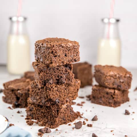 Perfect Chewy Brownies: This easy recipe for homemade chewy brownies is the PERFECT homemade brownie recipe! The ideal balance between fudgy and cakey, these moist brownies from scratch bake in a 9x13 pan to make a big batch to feed a crowd - or freeze leftovers to save for later! #bunsenburnerbakery #brownies #chewybrownies #homemadebrownies #browniesfromscratch