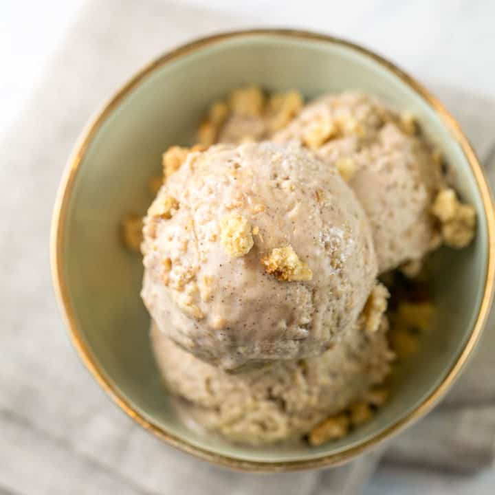 Oatmeal Cookie Ice Cream: This easy homemade ice cream recipe uses a cinnamon vanilla ice cream base with oatmeal cookie crumbles mixed in for the perfect year round treat. Enjoy a big scoop all summer long, but don't forget to make it in the fall and winter to top your favorite holiday pies and cakes! #bunsenburnerbakery #icecream #homemadeicecream #oatmealcookie #piealamode 