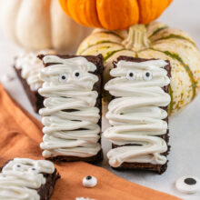 Easy Mummy Brownies: Step by step instructions (with video!) on how to make mummy brownies, perfect for Halloween. Spooky and delicious!