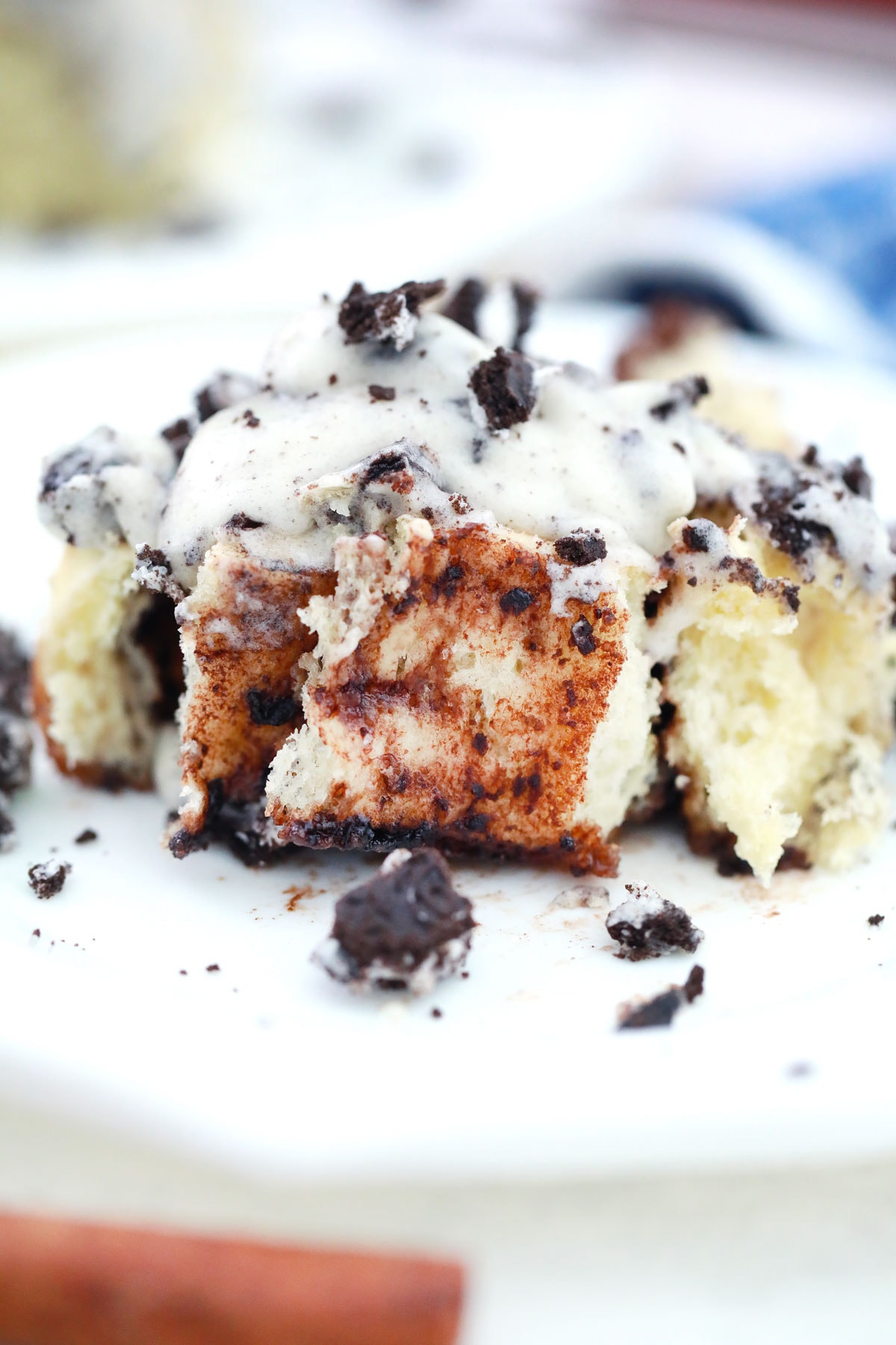 cut open oreo cinnamon roll showing the cinnamon oreo filling