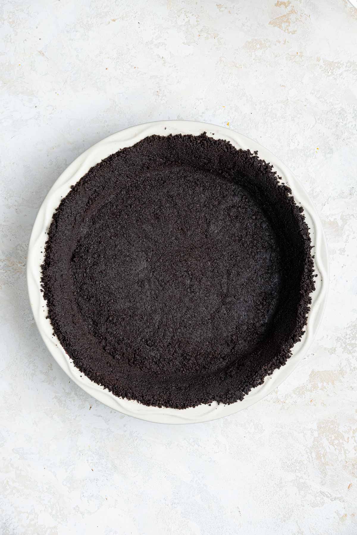 white ceramic pie dish with an oreo cookie crust