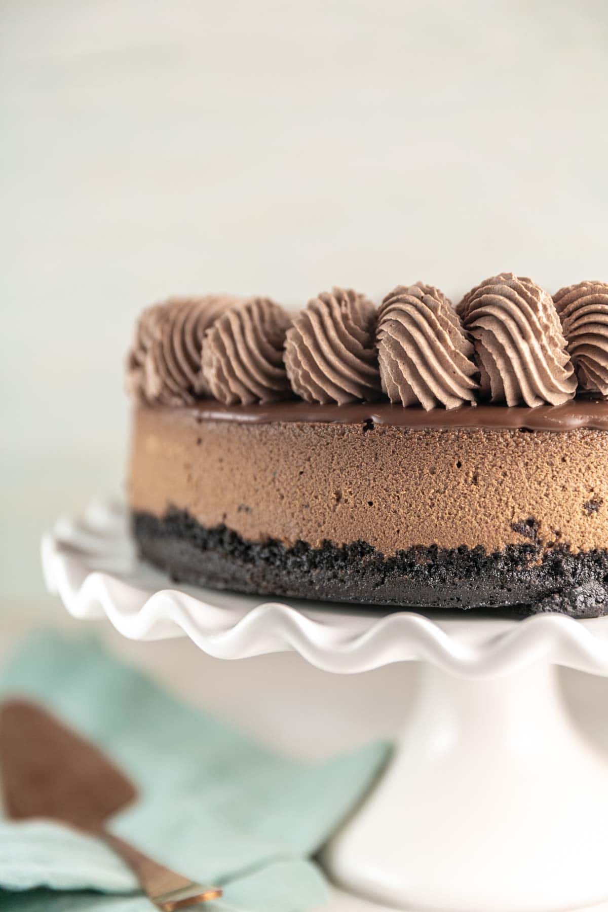 side view of a chocolate cheesecake with a chocolate cookie crust.